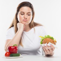 止まらない食欲の原因は？食べたい欲求を止められない時の対処方法！